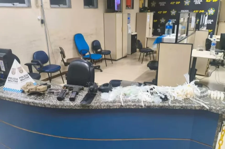 Armas e drogas foram apreendidas — (Divulgação/PMERJ)