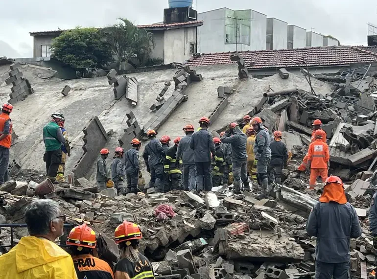 Desabamento na zona leste de SP soterra vítimas na chuva