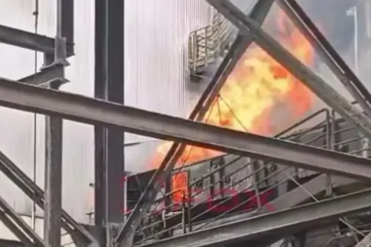 Incêndio atinge terminal de alimentos no Porto de Santos