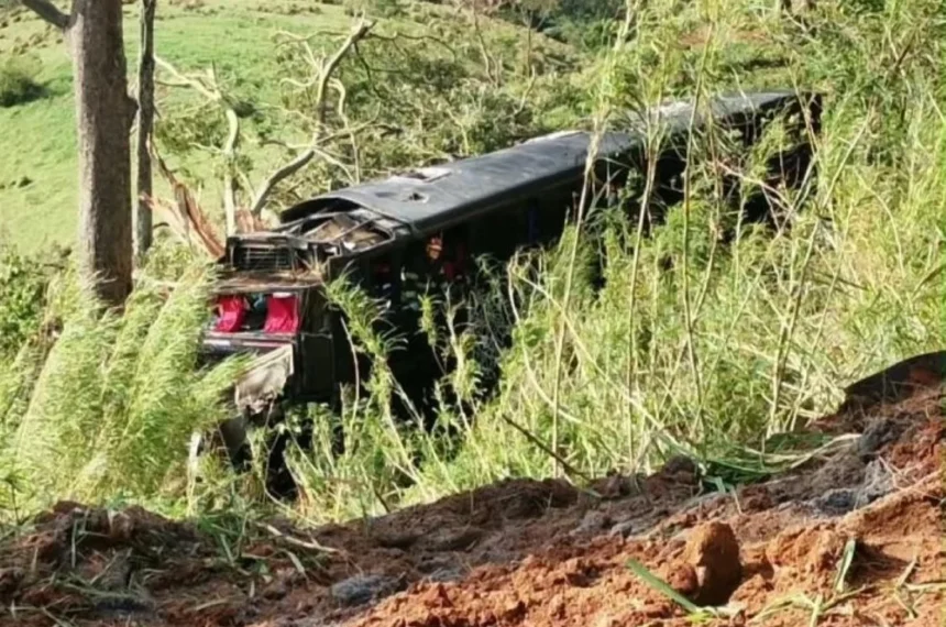 Ônibus cai em ribanceira e deixa 6 mortos em Cruzeiro-SP