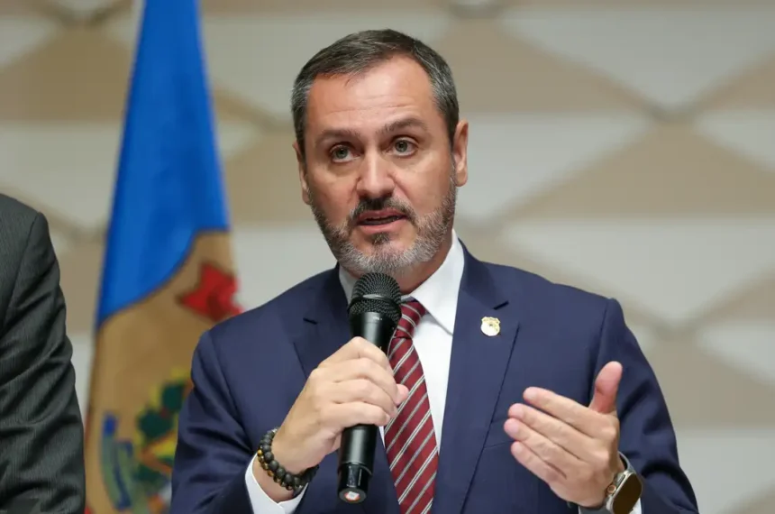 Flávio Bolsonaro aciona Justiça Eleitoral contra chefe da PF