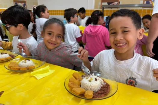Sexta Divertida leva nuggets a escolas de São Vicente