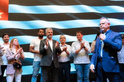 Tarcísio de Freitas recebe medalha em São Bernardo 