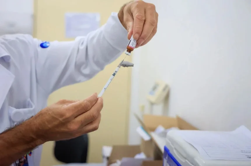 Vacina contra pneumonia é liberada a idosos de 85+ em SP  vacina pneumo