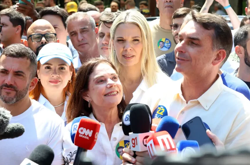 Flávio Bolsonaro diz que prisão do pai garante sua vitória