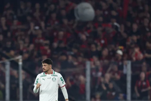 Palmeiras perde 2 titulares por terceiro cartão amarelo e chute em &#8220;bola extra&#8221;