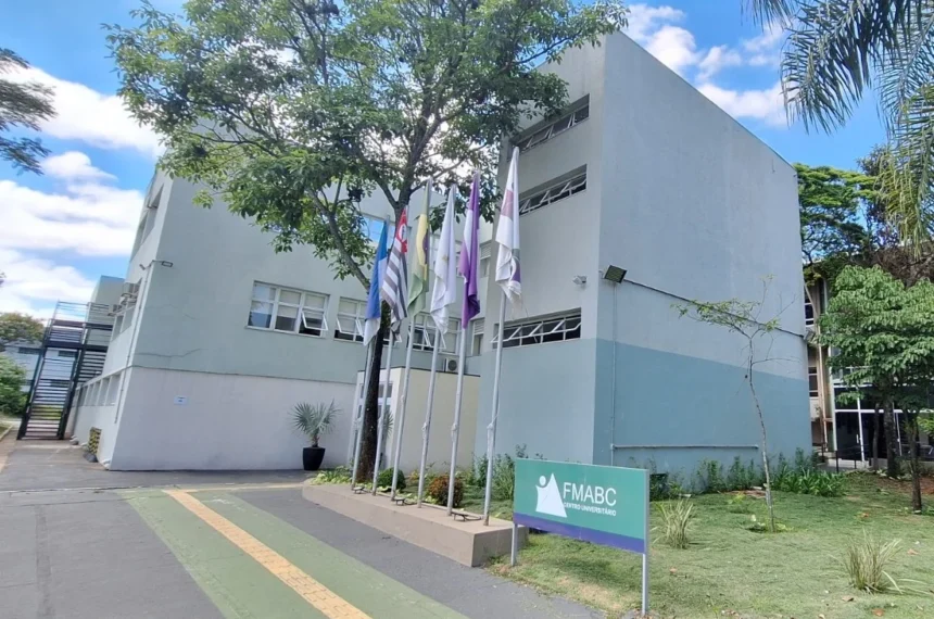 O Centro Universitário FMABC inicia um novo capítulo acadêmico em Santo André. A instituição abriu inscrições oficiais para o curso de Fonoaudiologia, garantindo 50 vagas para o período matutino no processo seletivo de 2027. O mercado de saúde local exige profissionais qualificados. A nova graduação atende diretamente essa demanda crescente por especialistas em comunicação humana. Como ingressar no curso de Fonoaudiologia em 2027 O candidato escolhe o melhor formato de avaliação. Quem possui um bom desempenho no Exame Nacional do Ensino Médio (Enem) conquista a dispensa da prova tradicional. O sistema ranqueia esses estudantes automaticamente pelas notas registradas na base federal. Aqueles sem a pontuação prévia enfrentam o vestibular regular da faculdade. A taxa de inscrição custa R$ 35 para qualquer uma das modalidades escolhidas. A tradição da faculdade embasa a nova matriz curricular. O curso de Fonoaudiologia integra técnica científica profunda com vivência clínica intensiva. Os alunos aprendem a avaliar, diagnosticar e reabilitar falhas na voz, audição e deglutição. O projeto pedagógico foca na formação de terapeutas prontos para o ambiente hospitalar e ambulatorial. Estrutura de ponta e nota máxima no MEC A excelência estrutural atrai novos estudantes de todo o estado. O Ministério da Educação (MEC) concedeu nota máxima de recredenciamento institucional (5) ao centro universitário. Professores com forte atuação prática no mercado lideram as disciplinas teóricas. O contato com pacientes reais acontece logo nos primeiros semestres letivos. A graduação proporciona campos de estágio nos principais hospitais e serviços da região, inserindo o universitário em cenários verdadeiros da assistência médica. Outras graduações disponíveis no vestibular A expansão acadêmica abrange múltiplas áreas vitais do setor sanitário. O edital contempla carreiras tradicionais da saúde e formações tecnológicas de curta duração: Biomedicina, Enfermagem e Farmácia. Fisioterapia, Nutrição e Psicologia. Terapia Ocupacional e Radiologia. Gestão Hospitalar e Inteligência Artificial com ênfase em Saúde. O mercado de trabalho valoriza diplomas de instituições focadas integralmente na ciência médica. Iniciar o curso de Fonoaudiologia na FMABC significa colar grau com o peso de uma marca técnica respeitada em toda a Grande São Paulo. Acesse o portal oficial e garanta seu futuro profissional.