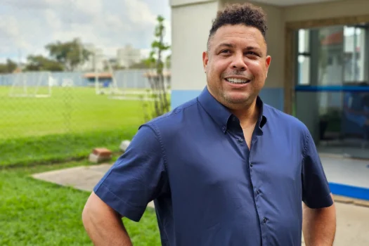 Ronaldo e Roberto Carlos oficializam compra da SAF de time da 2ª divisão