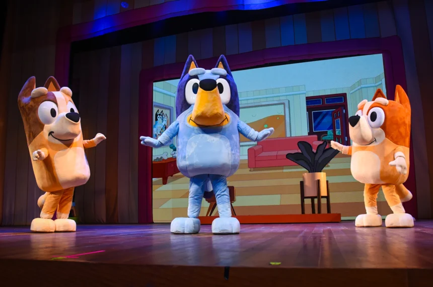 O aclamado espetáculo internacional da cachorrinha Bluey Ao Vivo realiza as últimas apresentações na capital paulista com todos seus dubladores originais