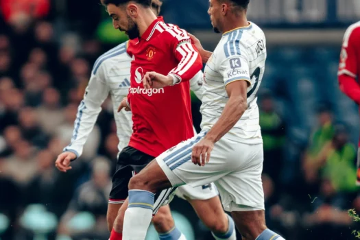 Manchester United sai na frente, mas cede empate ao Leeds