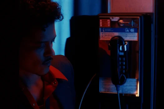 Bruno Mars lança clipe de Dance With Me ao lado de Karol G