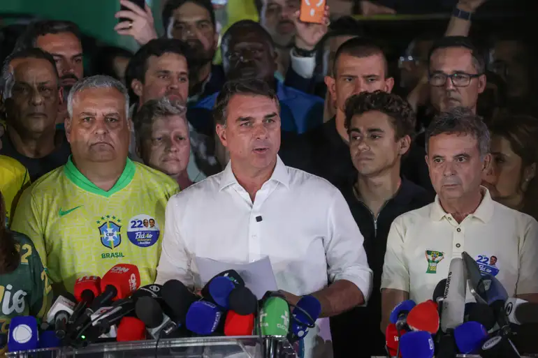 Após mais de 20 anos, Flávio Bolsonaro ficará sem cargo eletivo