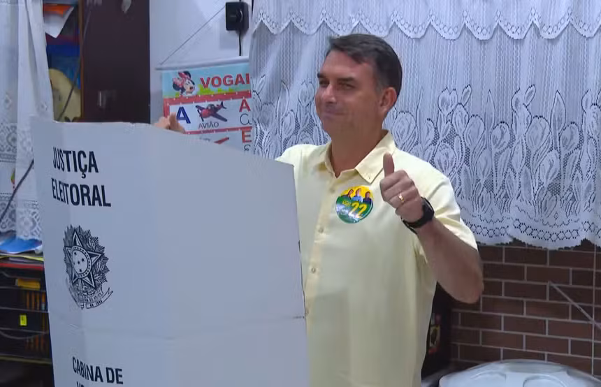Flávio Bolsonaro chega cedo e vota na Zona Norte do Rio - Prefeitos do Grande ABC participam de encontro de apoio a Flávio