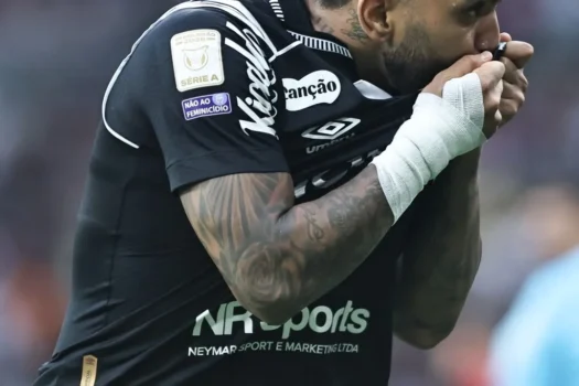 Santos sai atrás, vira no 2º tempo e sonha com Libertadores via Brasileirão