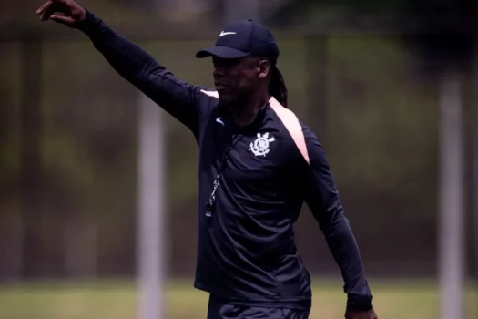 Seedorf faz mudanças internas no Corinthians já no 1º dia de trabalho