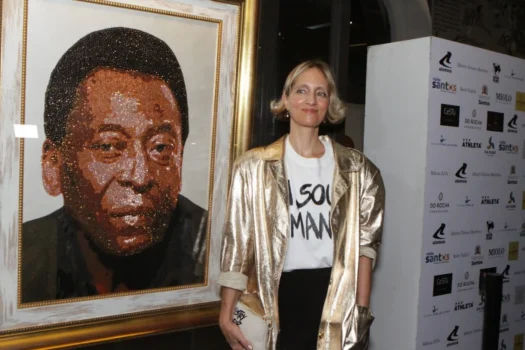 Museu Pelé recebe retrato feito com 17 mil cristais
