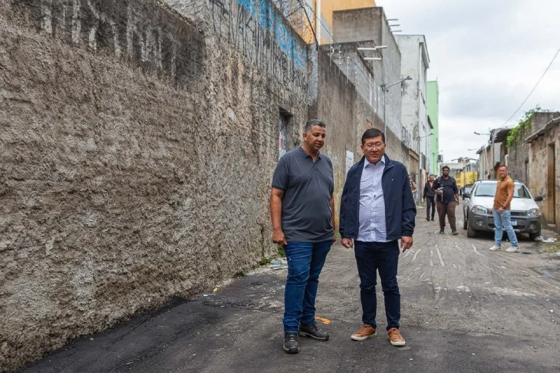 Prefeito Taka Yamauchi acompanha obras na Praça Mantiqueira - (Adriana Horvath/Prefeitura de Diadema)