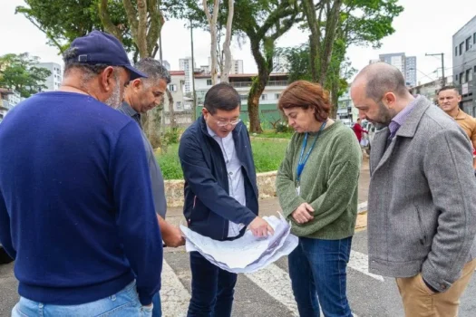 Taka Yamauchi vistoria obras da Praça da Mantiqueira
