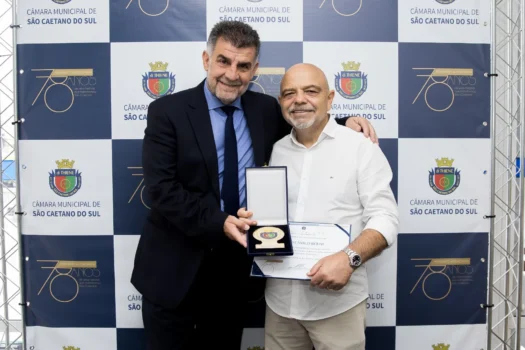 Parra entrega Medalha dos Autonomistas a Mário Bohm