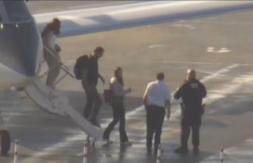 Flávio Bolsonaro desembarca em Miami com a família