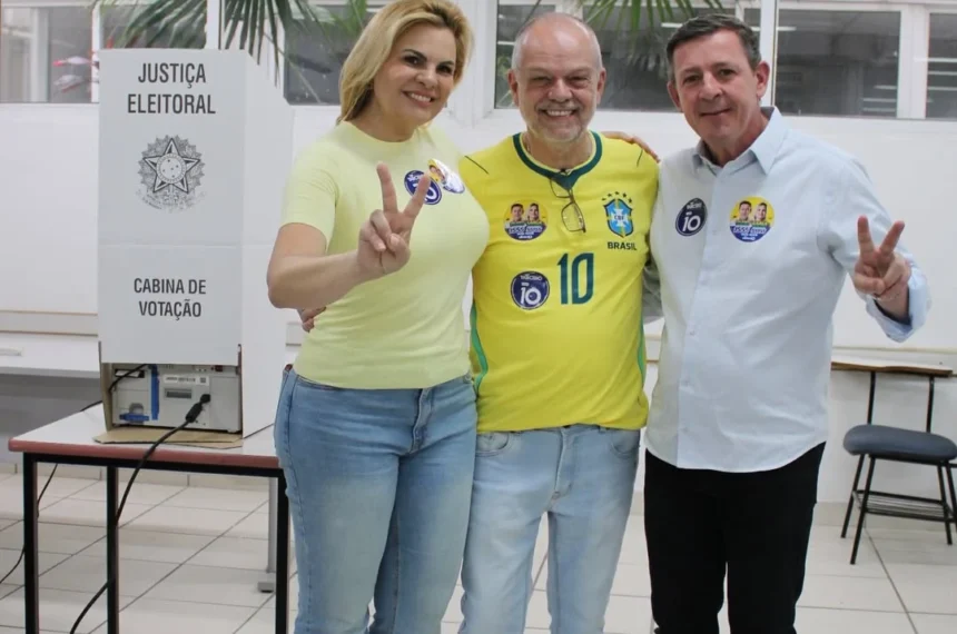 Carla e Orlando Morando acompanham Tite Campanella na votação