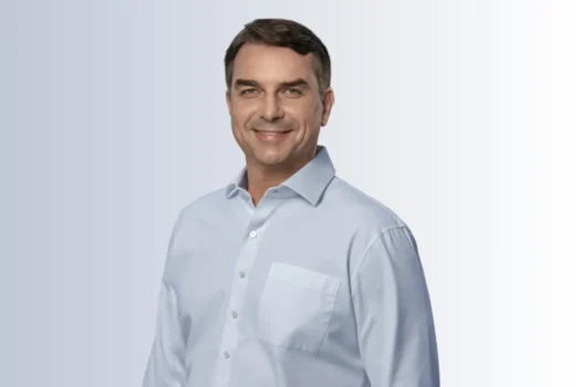 Flávio Bolsonaro cancela live na reta final da eleição