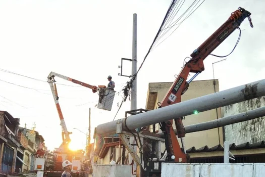Colisões contra postes deixam 327 mil sem energia em SP