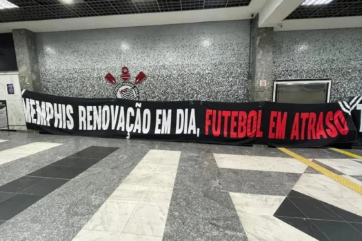 Corinthians: Torcida faz protestos contra Stabile, Paz e Memphis