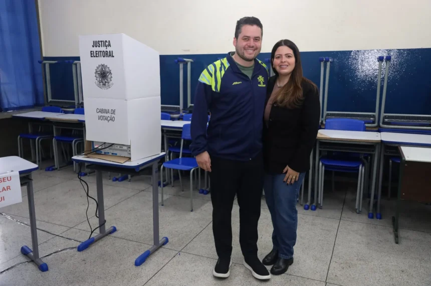 Gilvan Ferreira e Jéssica Roberta votam em Santo André