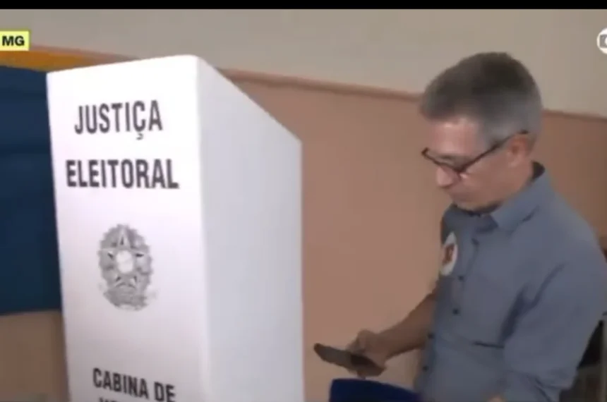 Romeu Zema entra com celular na cabine de votação