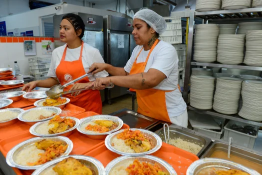Bom Prato Vila Gilda entra em reforma e distribui marmitas