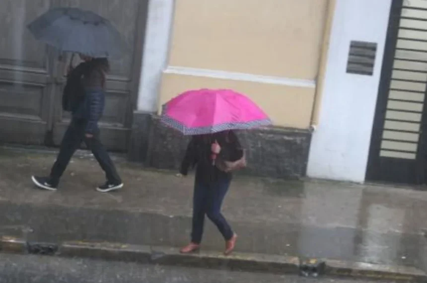 Segundo turno sofre com chuvas e falhas no transporte