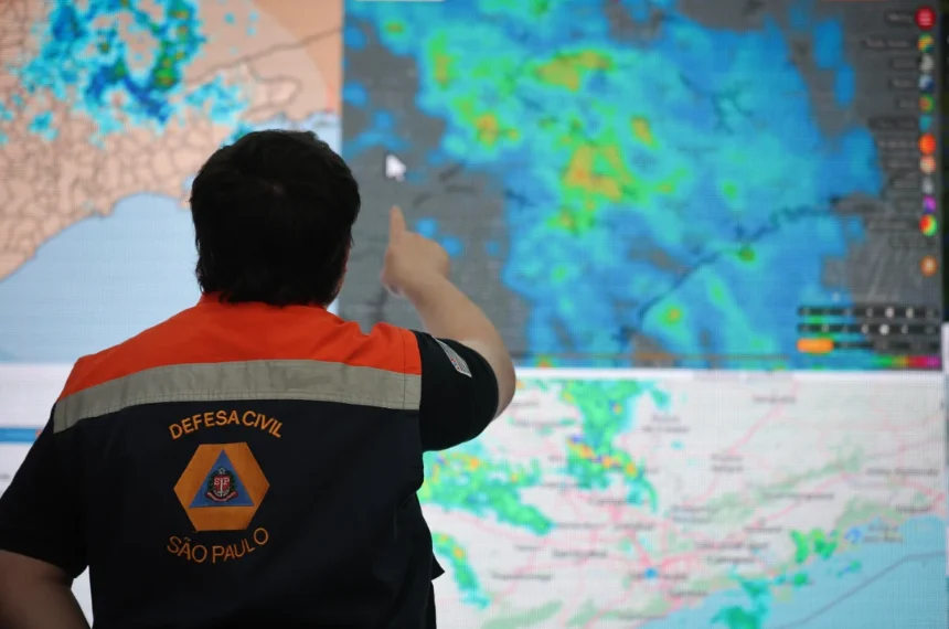 Em razão da previsão meteorológica indicar condições para temporais, a Defesa Civil mantém o alerta laranja para todo o território paulista Defesa Civil