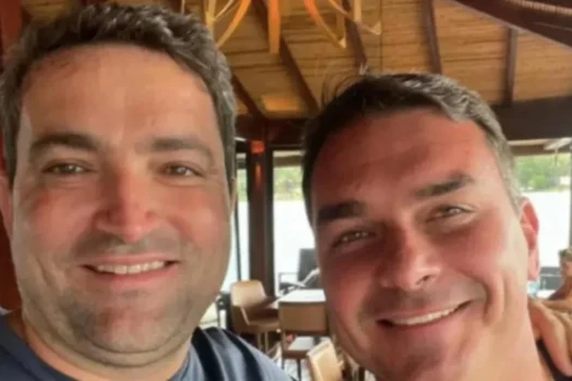E-mails ligam conta de Flávio Bolsonaro a investigado do INSS