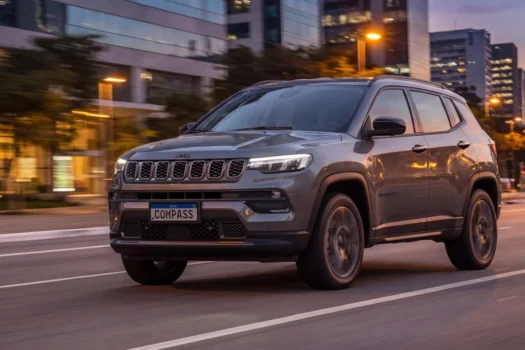 Jeep Compass 2027 fica híbrido e bebe até 11% menos