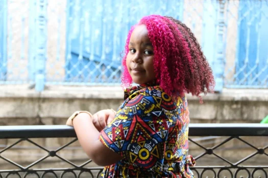 Menina de 10 anos lança livro sobre boneca negra