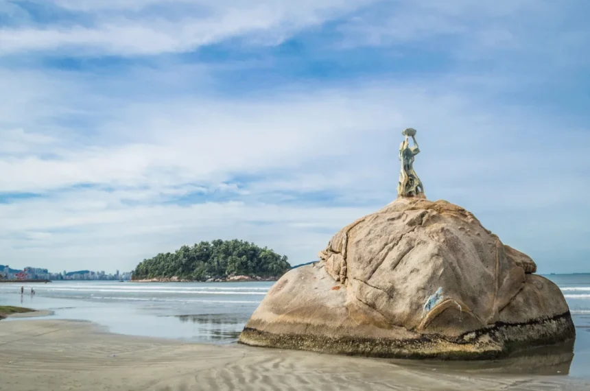 Estátua da Pedra da Feiticeira em São Vicente