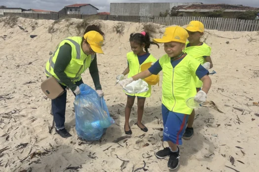 Projeto Água e Vida limpam resíduos na Praia da Redinha