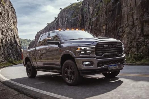 Ram 2500 Night Edition veste preto e exibe 436 cv