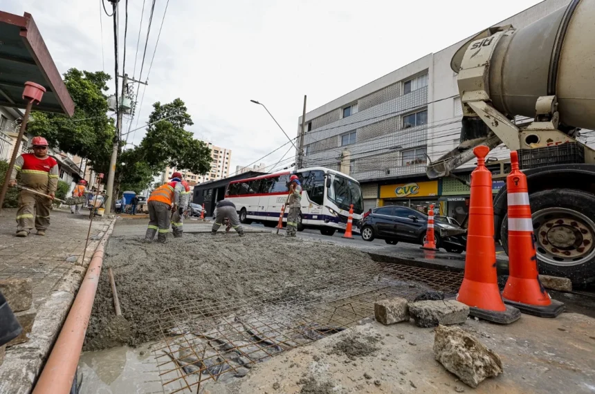 Avenida Goiás ganha pavimento concreto em pontos de ônibus - (Eric Romero / PMSCS)