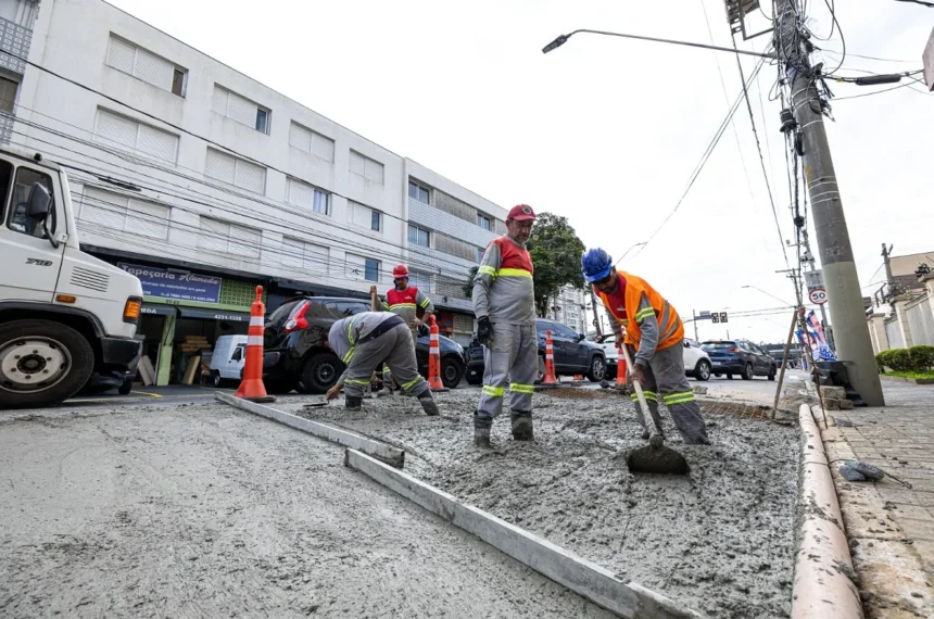 Avenida Goiás ganha pavimento concreto em pontos de ônibus - (Eric Romero / PMSCS)