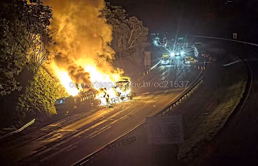 Rodoanel é interditado após colisão e incêndio entre carretas