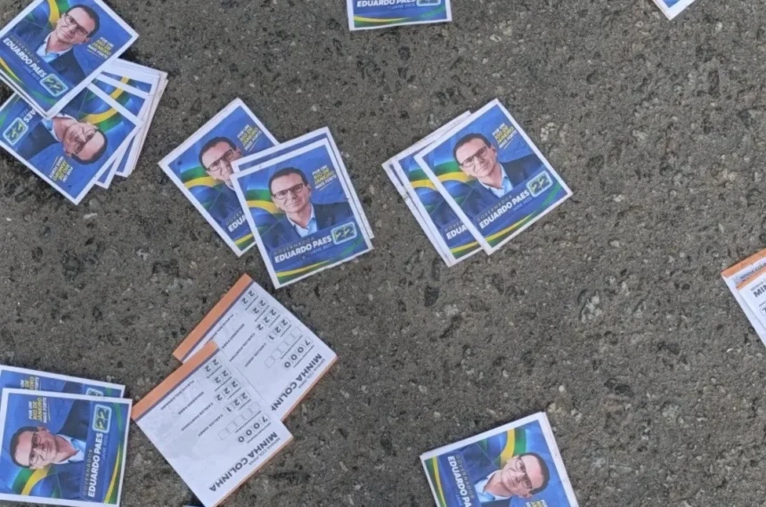 Santinhos falsos de Eduardo Paes no Rio de Janeiro - Reprodução