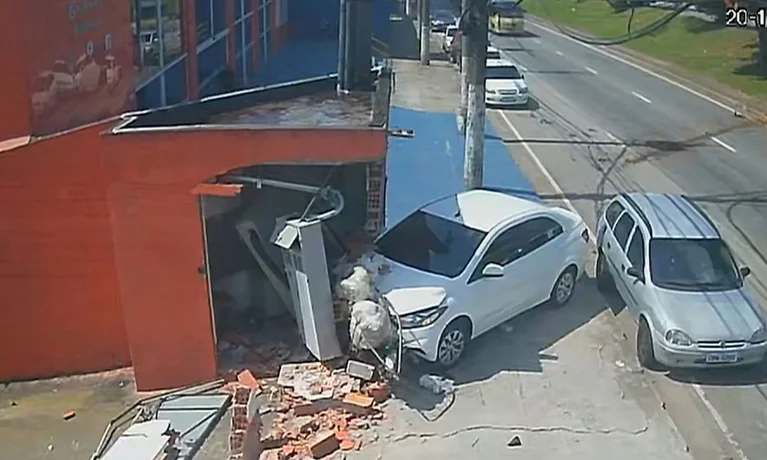 Em Santo André, homem foge a pé após bater carro furtado em loja