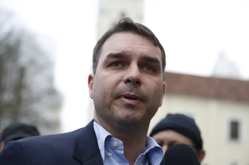 Após fuga, Flávio Bolsonaro terá visto garantido por Trump